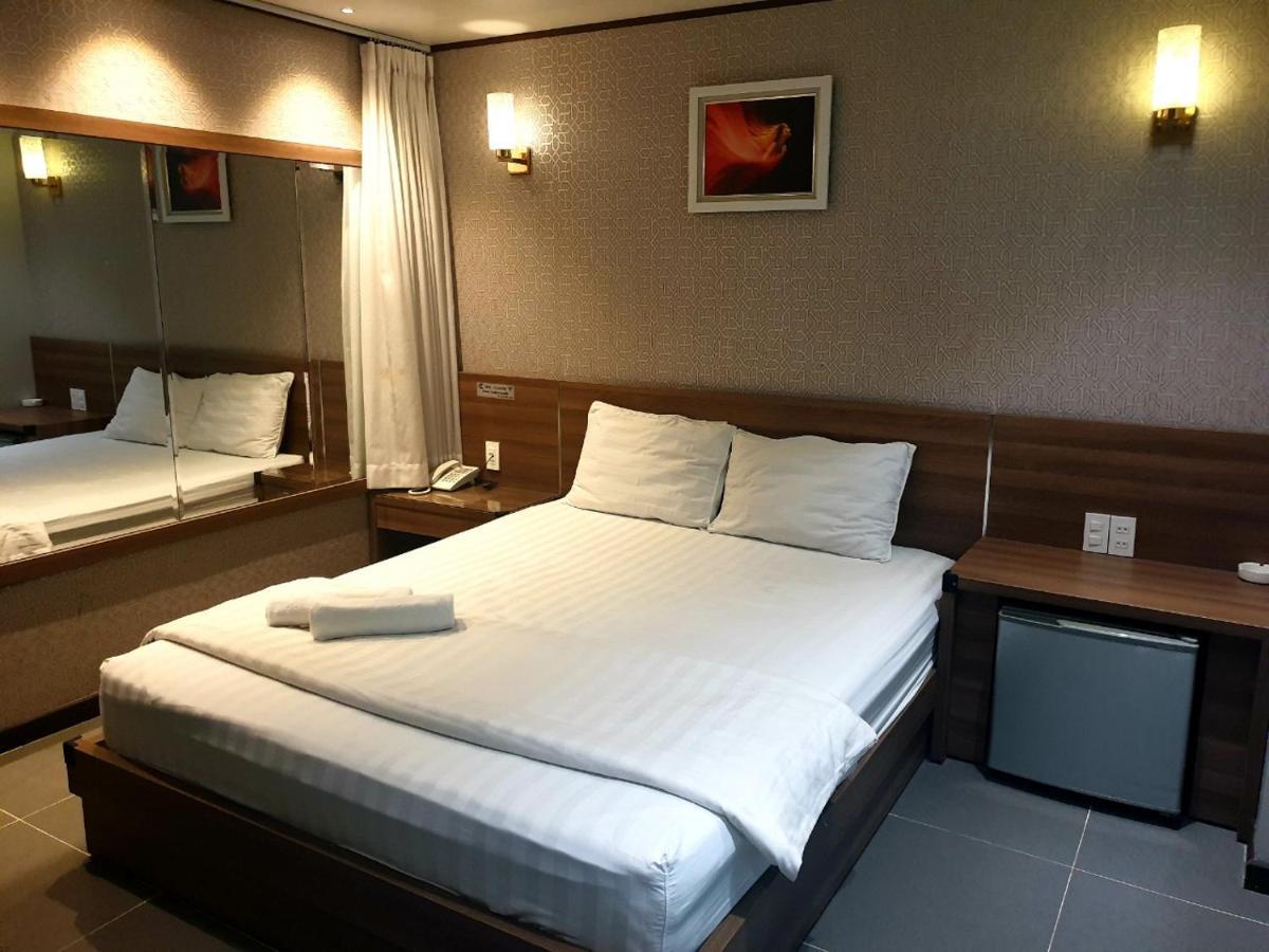Reddoorz Premium Cloud 9 An Nhon Hotel 3*